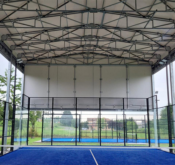 Interno di una copertura per campi da padel Civert Sport